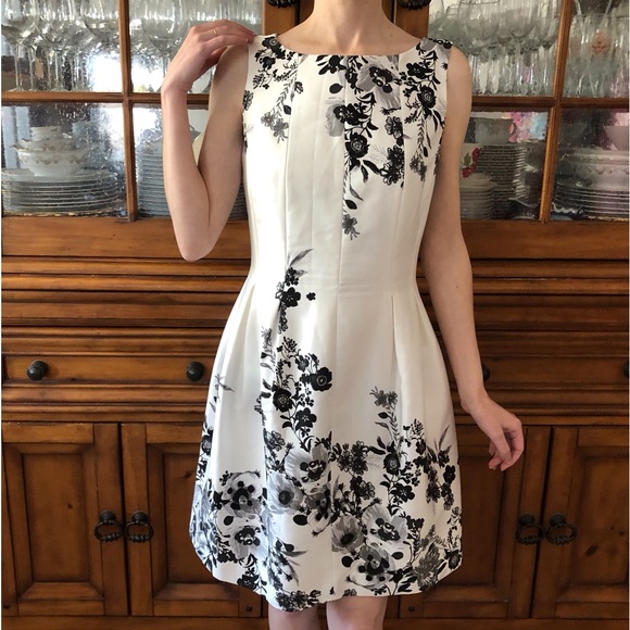 Vince Camuto Dresses & Skirts - EUC Vince Camuto floral dress